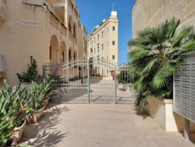 شقة East Breeze Penthouse Mgarr المظهر الخارجي الصورة